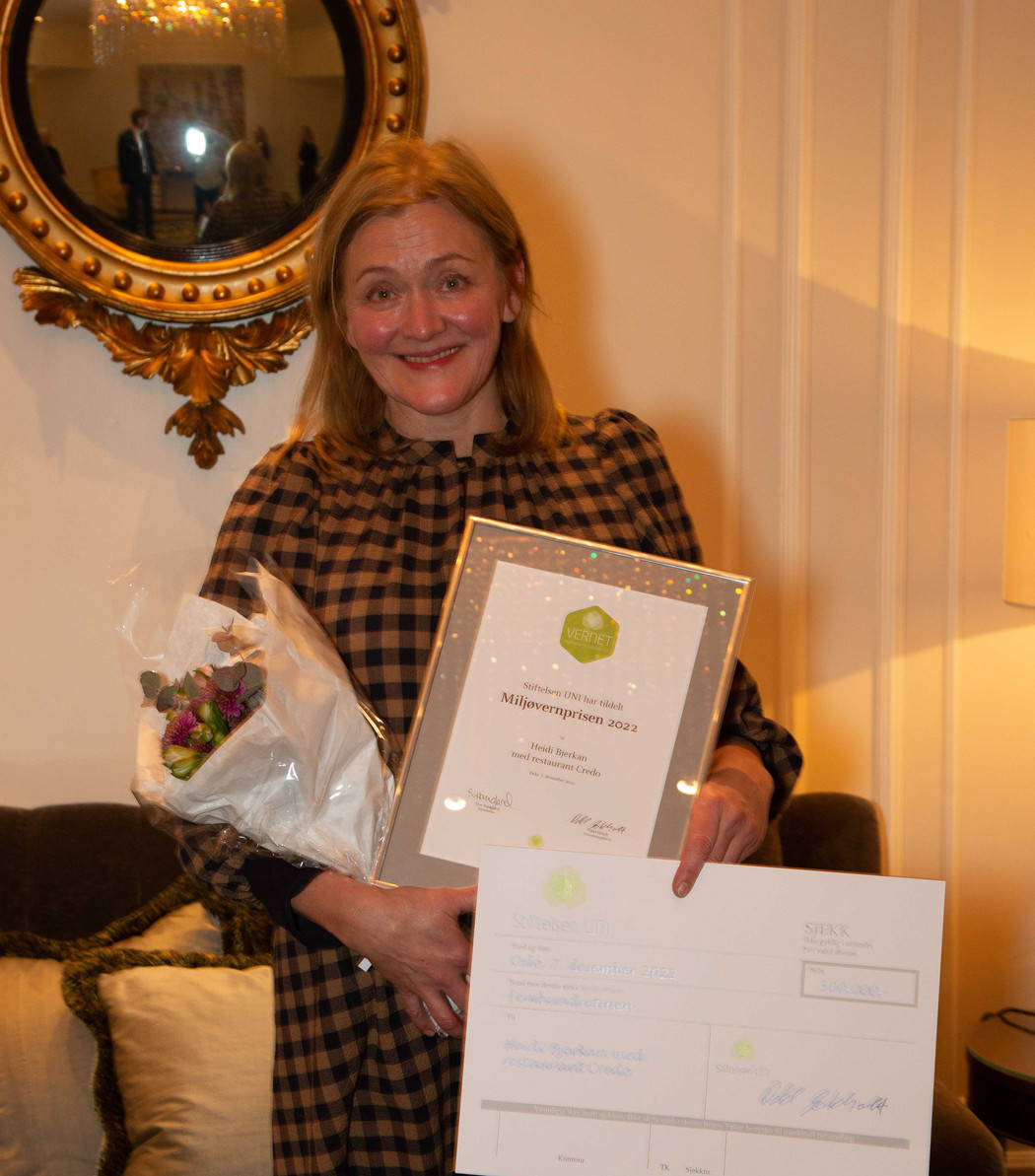 En dame med tildelt diplom og blomster